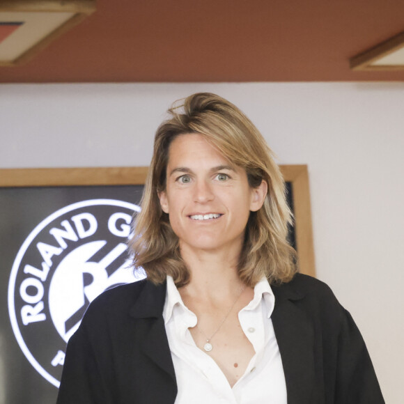 L'ancienne championne de tennis est maman de deux enfants
Amélie Mauresmo, la directrice du tournoi de Roland Garros, présente l'Open de France 2023 au Stade de Roland Garros à Paris, France, le 21 avril 2023. Le tournoi de tennis de l'Open de France aura lieu du 28 mai au 11 juin 2023. © Jack Tribeca/Bestimage 