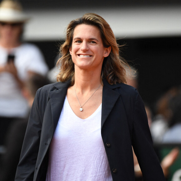 Amélie Mauresmo fête les 7 ans de sa fille
Amelie Mauresmo - Le Français G.Simon, battu par le Croate M.Cilic 6-0, 6-3, 6-2), fait ses adieux à Roland Garros. © Chryslene Caillaud / Panoramic / Bestimage 