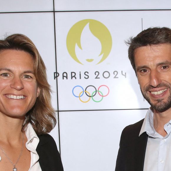 Amelie Mauresmo (Directrice du Tournois de Roland Garros) et Tony Estanguet (Président du Comité des jeux Olympiques 2024 à Paris) au village (Jour 3) lors des Internationaux de France de Tennis de Roland Garros 2022, à Paris, France, le 24 mai 2022. © Bertrand Rindoff/Bestimage 