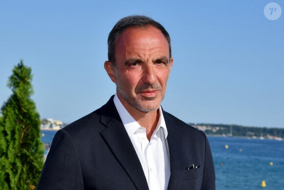 Nikos Aliagas lors de l'inauguration de son exposition de photos "Thalassa, les gens de la mer" en compagnie du maire de Cannes David Lisnard sur la Croisette à Cannes le 25 juin 2020. Photo par Lionel Urman/ABACAPRESS.COM