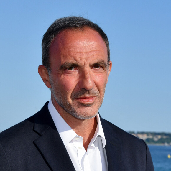 Nikos Aliagas lors de l'inauguration de son exposition de photos "Thalassa, les gens de la mer" en compagnie du maire de Cannes David Lisnard sur la Croisette à Cannes le 25 juin 2020. Photo par Lionel Urman/ABACAPRESS.COM