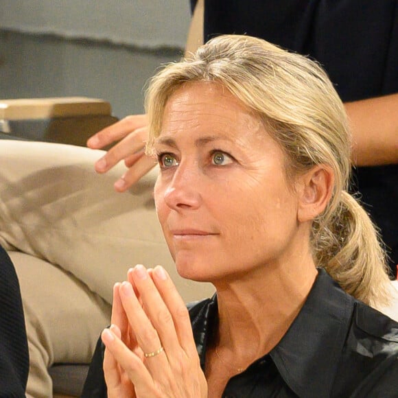 Depuis le début d'année, à trois reprises, on a tenté de pénétrer le domicile d'Anne-Sophie Lapix. Pourquoi ? Un policier l'explique...
Anne-Sophie Lapix dans la tribune de Roland Garros 2022 le 3 juin 2022 à Paris, France. Photo par Laurent Zabulon/ABACAPRESS.COM