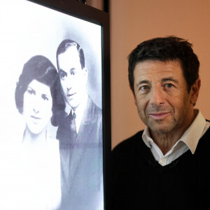 Exclusif - Patrick Bruel et la photo de ses grands-parents lors de l'enregistrement de l'émission "Inoubliables, nos chers grands-parents", présentée par N.Lévy, diffusée le 23 avril, au Studio Harcourt à Paris. Le 20 février 2024 © Dominique Jacovides / Bestimage