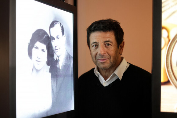 Exclusif - Patrick Bruel et la photo de ses grands-parents lors de l'enregistrement de l'émission "Inoubliables, nos chers grands-parents", présentée par N.Lévy, diffusée le 23 avril, au Studio Harcourt à Paris. Le 20 février 2024 © Dominique Jacovides / Bestimage