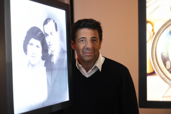 Exclusif - Patrick Bruel et la photo de ses grands-parents lors de l'enregistrement de l'émission "Inoubliables, nos chers grands-parents", présentée par N.Lévy, diffusée le 23 avril, au Studio Harcourt à Paris. Le 20 février 2024 © Dominique Jacovides / Bestimage