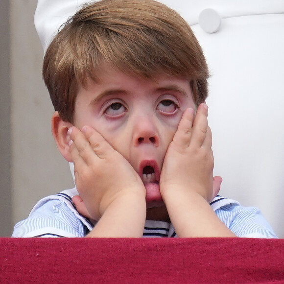 Le prince Louis de Cambridge - Les membres de la famille royale regardent le défilé Trooping the Colour depuis un balcon du palais de Buckingham à Londres lors des célébrations du jubilé de platine de la reine le 2 juin 2022. 