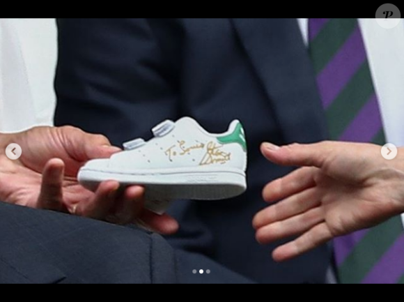 L'ex-tennisman Stan Smith lui avait offert une paire dédicacée de ses célèbres baskets.
L'ex-champion de tennis Stan Smith offre une paire de baskets dédicacées à Kate Middleton pour son fils le prince Louis, au tournoi de Wimbledon, le 14 juillet 2019.