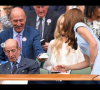Comme ce fut déjà le cas en 2019 à Wimbledon.
L'ex-champion de tennis Stan Smith offre une paire de baskets dédicacées à Kate Middleton pour son fils le prince Louis, au tournoi de Wimbledon, le 14 juillet 2019.