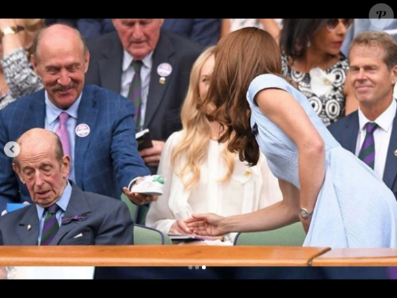Comme ce fut déjà le cas en 2019 à Wimbledon.
L'ex-champion de tennis Stan Smith offre une paire de baskets dédicacées à Kate Middleton pour son fils le prince Louis, au tournoi de Wimbledon, le 14 juillet 2019.