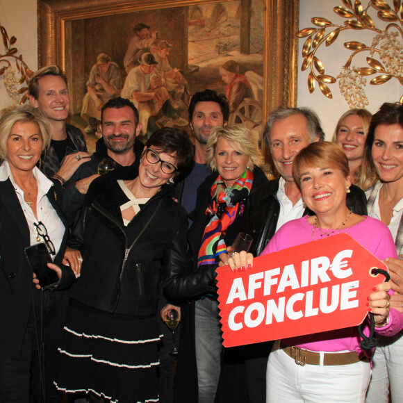 Exclusif - Caroline Margeridon, Sophie Davant, sa fille Valentine et les acheteurs de “Affaire Conclue” - Fête des puces de St Ouen au marché Biron avec les acheteurs de l'émission "Affaire conclue" le 6 octobre 2022. © Philippe Baldini / Bestimage 