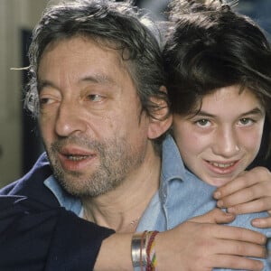 Serge Gainsbourg a été marié à Françoise Pancrazzi avec qui il a eu deux enfants

Serge Gainsbourg chez lui avec sa fille Charlotte, rue de Verneuil. © Michel Marizy via Bestimage
