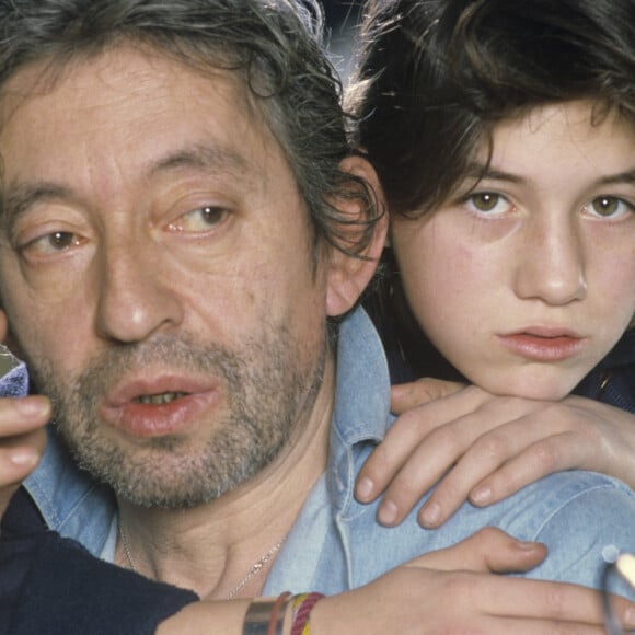 Archives - En France, à Paris, Serge Gainsbourg chez lui avec sa fille Charlotte dans son hotel particulier de la rue de Verneuil, posant au milieu de son bric-à-brac où il entasse des objets hétéroclites en mai 1985. © Michel Marizy via Bestimage