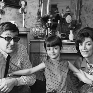 La fille de l'artiste expliquait alors n'avoir rien su de ce qu'il était advenu du corps de sa mère.
Archive - En France, à Paris, Jacques Bodoin, sa femme Micheline Dax, et leur fille Véronique chez eux le 2 mai 1966.