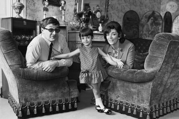 La fille de l'artiste expliquait alors n'avoir rien su de ce qu'il était advenu du corps de sa mère.
Archive - En France, à Paris, Jacques Bodoin, sa femme Micheline Dax, et leur fille Véronique chez eux le 2 mai 1966.