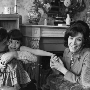 Archive - En France, à Paris, Jacques Bodoin, sa femme Micheline Dax, et leur fille Véronique chez eux le 2 mai 1966.