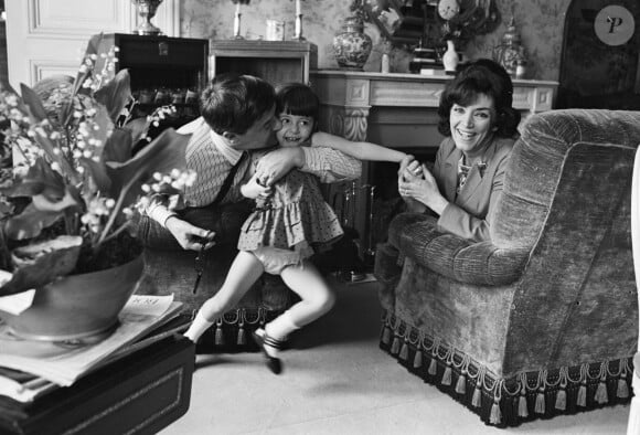 Archive - En France, à Paris, Jacques Bodoin, sa femme Micheline Dax, et leur fille Véronique chez eux le 2 mai 1966.