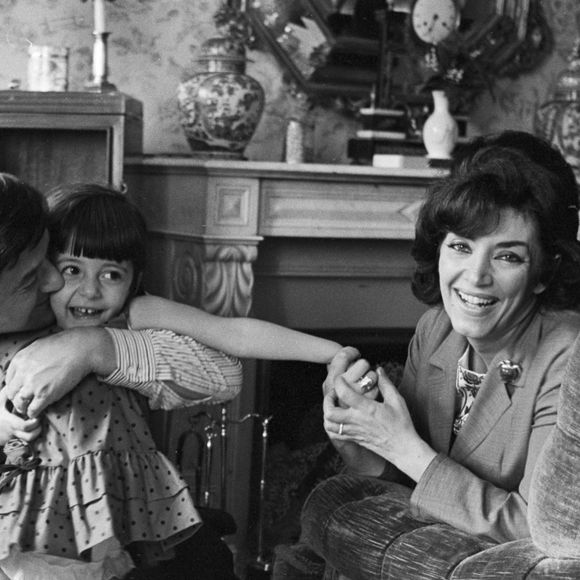 Archive - En France, à Paris, Jacques Bodoin, sa femme Micheline Dax, et leur fille Véronique chez eux le 2 mai 1966.