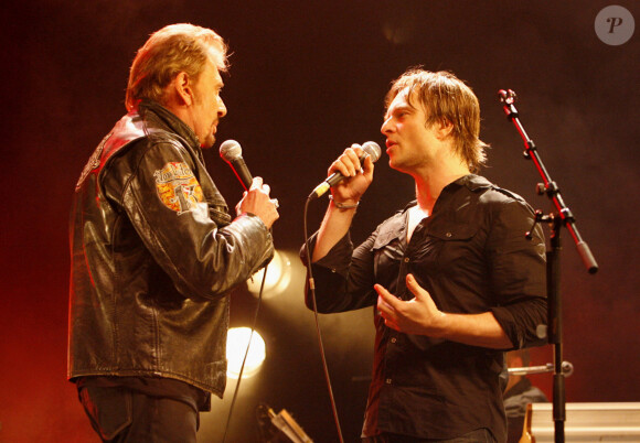 Leur amour pour la musique leur a permis de se retrouver
David Hallyday et son père Johnny Hallyday sur la scène de la Cigale à Paris le 17 mars 2008. Photo par Marco Vitchi/ABACAPRESS.COM