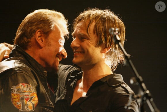 David Hallyday et son père Johnny Hallyday sur la scène de la Cigale à Paris le 17 mars 2008. Photo par Marco Vitchi/ABACAPRESS.COM