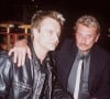 Entre David Hallyday et Johnny, les relations ont parfois été tendues...
Le père et le fils au Man Ray en 2000