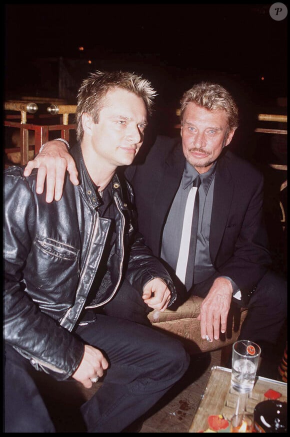 Entre David Hallyday et Johnny, les relations ont parfois été tendues...
Le père et le fils au Man Ray en 2000