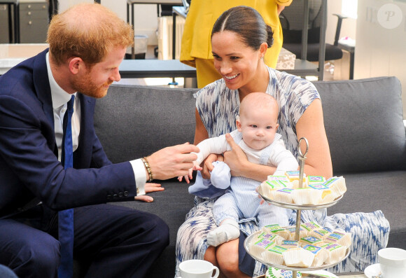 Le prince Harry et Meghan duchesse de Sussex, tenant le bébé Son Archie, lors de la visite à l'archevêque Desmond Tutu à la Desmond & ; Leah Tutu Legacy Foundation au Cap, en Afrique du Sud, le 25 septembre 2019. Photo by Splash News/ABACAPRESS.COM
