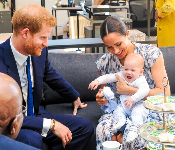 Le prince Harry et Meghan, duchesse de Sussex, tenant leur fils Archie, lors de la visite de l'archevêque Desmond Tutu à la Desmond & ; Leah Tutu Legacy Foundation au Cap, en Afrique du Sud. Le 25 septembre 2019. Photo par Mischa Schoemaker/ABACAPRESS.COM