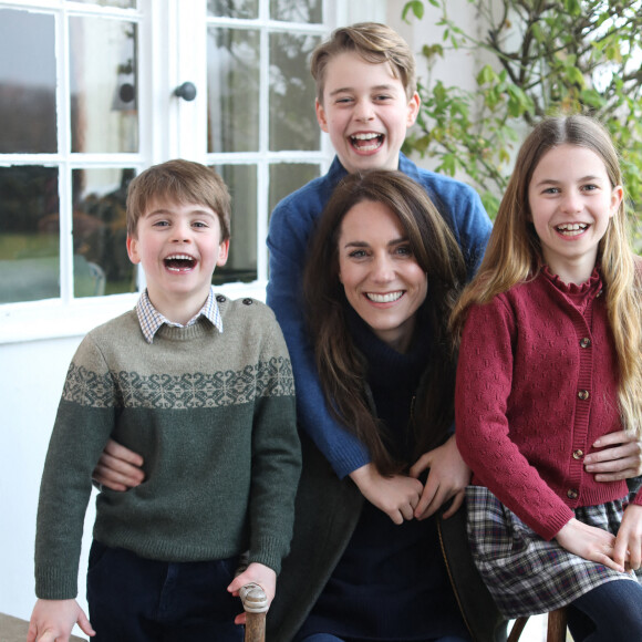 La fameuse photo controversée car retouchée de Kate et ses enfants ©Instagram