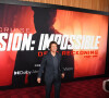 C'est à moto et sans casque qu'il a été immortalisé.  
Tom Cruise arrive sur le tapis rouge de la première de Mission impossible - Dead Reckoning à New York.