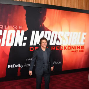 C'est à moto et sans casque qu'il a été immortalisé.  
Tom Cruise arrive sur le tapis rouge de la première de Mission impossible - Dead Reckoning à New York.