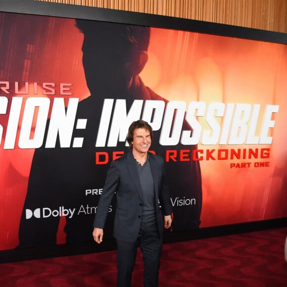 C'est à moto et sans casque qu'il a été immortalisé.  
Tom Cruise arrive sur le tapis rouge de la première de Mission impossible - Dead Reckoning à New York.