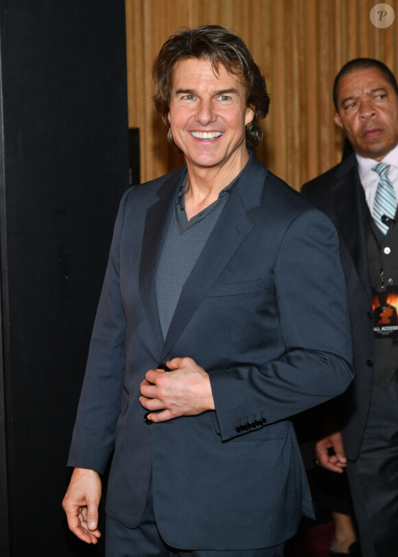 Tom Cruise arrive sur le tapis rouge de la première de Mission impossible - Dead Reckoning à New York.