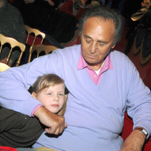 L'acteur français Roger Hanin et sa petite-fille Anna Victoria assistent au 28ème Festival Mondial du Cirque de Demain qui se tient au Cirque Phénix à Paris, France, le 4 février 2007. Photo par Nicolas Khayat/ABACAPRESS.COM