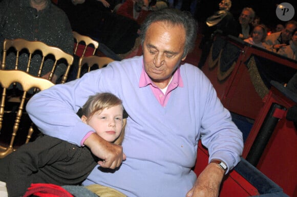 L'acteur français Roger Hanin et sa petite-fille Anna Victoria assistent au 28ème Festival Mondial du Cirque de Demain qui se tient au Cirque Phénix à Paris, France, le 4 février 2007. Photo par Nicolas Khayat/ABACAPRESS.COM