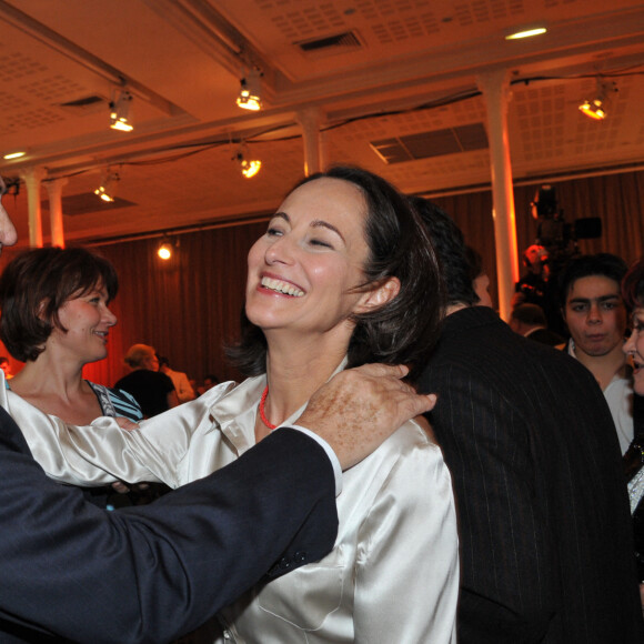 L'acteur français Roger Hanin rencontre la chef de file de l'opposition française Ségolène Royal, lors du dîner annuel du Crif (Conseil représentatif de la communauté juive de France) à Paris, en France, le 13 février 2008. Photo par Ammar Abd Rabbo/ABACAPRESS.COM