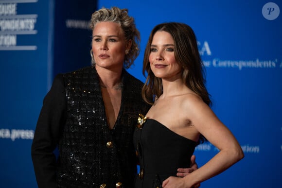 Après s'être faite voler son coming-out, Sophia Bush a décidé de prendre la parole. 
L'ancienne footballeuse Ashlyn Harris et Sophia Bush sur le tapis rouge du dîner des correspondants de la Maison-Blanche 2024 organisé à Washington. Annabelle Gordon/SPUS/ABACAPRESS.COM