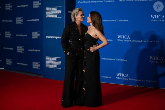 Quelques mois après son divorce, l'actrice a retrouvé l'amour dans les bras d'Ashlyn Harris, une ancienne footballeuse. 
L'ancienne footballeuse Ashlyn Harris et Sophia Bush sur le tapis rouge du dîner des correspondants de la Maison-Blanche 2024 organisé à Washington samedi 27 avril. Annabelle Gordon/SPUS/ABACAPRESS.COM