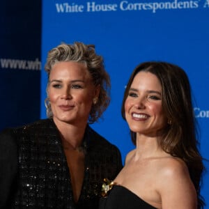 C'est en octobre 2023 que l'information avait été révélée à l'insu des deux femmes. 
L'ancienne footballeuse Ashlyn Harris et Sophia Bush sur le tapis rouge du dîner des correspondants de la Maison-Blanche 2024 organisé à Washington samedi 27 avril. Annabelle Gordon/SPUS/ABACAPRESS.COM