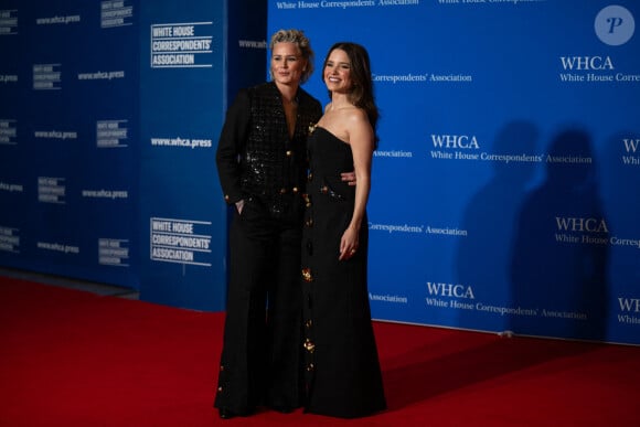 C'est en octobre 2023 que l'information avait été révélée à l'insu des deux femmes. 
L'ancienne footballeuse Ashlyn Harris et Sophia Bush sur le tapis rouge du dîner des correspondants de la Maison-Blanche 2024 organisé à Washington samedi 27 avril. Annabelle Gordon/SPUS/ABACAPRESS.COM