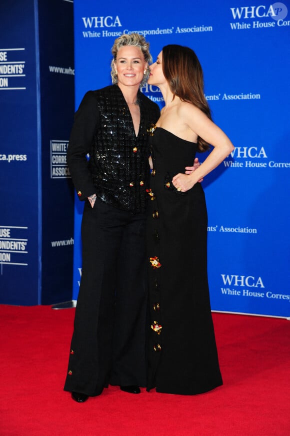 Elle y explique la genèse de sa relation mais pas que ! 
L'ancienne footballeuse Ashlyn Harris et Sophia Bush sur le tapis rouge du dîner des correspondants de la Maison-Blanche 2024 organisé à Washington samedi 27 avril. Gene Young/SplashNews/ABACAPRESS.COM