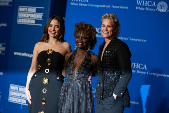 L'ancienne footballeuse Ashlyn Harris, Sophia Bush et Karine Jean-Pierre, attachée de presse de la Maison Blanche, sur le tapis rouge du dîner des correspondants de la Maison-Blanche 2024 organisé à Washington samedi 27 avril. Annabelle Gordon/SPUS/ABACAPRESS.COM