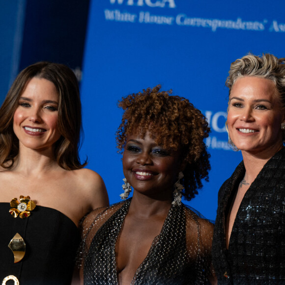 L'ancienne footballeuse Ashlyn Harris, Sophia Bush et Karine Jean-Pierre, attachée de presse de la Maison Blanche, sur le tapis rouge du dîner des correspondants de la Maison-Blanche 2024 organisé à Washington samedi 27 avril. Annabelle Gordon/SPUS/ABACAPRESS.COM