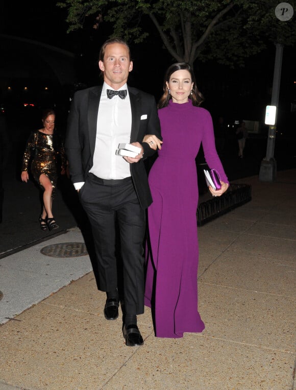Sophia Bush et son compagnon Grant hugues à la sortie du dîner annuel des "Associations de Correspondants de la Maison Blanche" à l'hôtel Hilton à Washington DC, le 30 avril 2022.