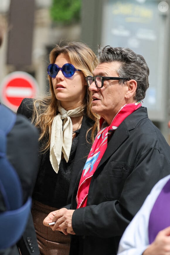 Leur père Marc Lavoine, était également venu les soutenir.
Yasmine Lavoine et son père Marc Lavoine - Arrivées aux obsèques du prince Jean-Stanislas Poniatowski en l'Eglise polonaise à Paris, France, le 29 avril 2024. © Jacovides-Moreau/Bestimage