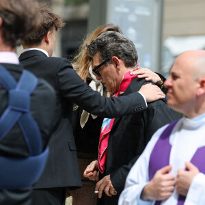 Un beau moment de cohésion familiale !
Yasmine Lavoine, Milo Lavoine et leur père Marc Lavoine - Arrivées aux obsèques du prince Jean-Stanislas Poniatowski en l'Eglise polonaise à Paris, France, le 29 avril 2024. © Jacovides-Moreau/Bestimage