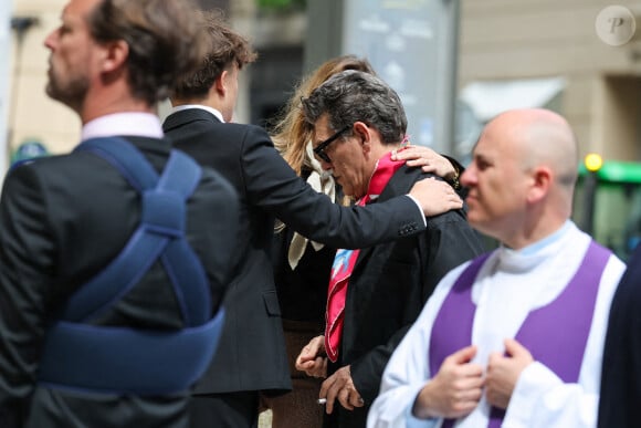 Un beau moment de cohésion familiale !
Yasmine Lavoine, Milo Lavoine et leur père Marc Lavoine - Arrivées aux obsèques du prince Jean-Stanislas Poniatowski en l'Eglise polonaise à Paris, France, le 29 avril 2024. © Jacovides-Moreau/Bestimage