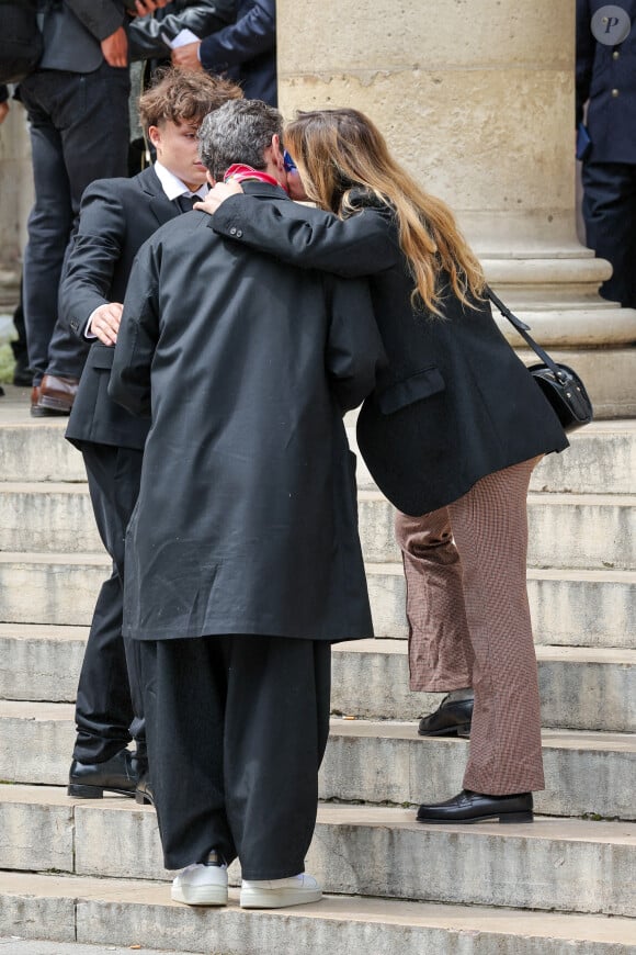 Marc Lavoine (de dos) et ses enfants Milo Lavoine et Yasmine Lavoine - Arrivées aux obsèques du prince Jean-Stanislas Poniatowski en l'Eglise polonaise à Paris, France, le 29 avril 2024. © Jacovides-Moreau/Bestimage