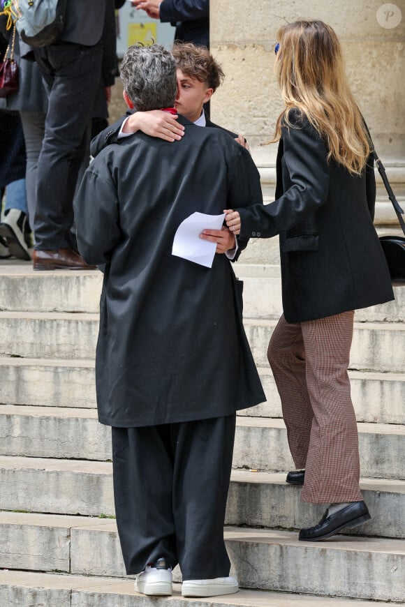 Marc Lavoine (de dos) et ses enfants Milo Lavoine et Yasmine Lavoine - Arrivées aux obsèques du prince Jean-Stanislas Poniatowski en l'Eglise polonaise à Paris, France, le 29 avril 2024. © Jacovides-Moreau/Bestimage