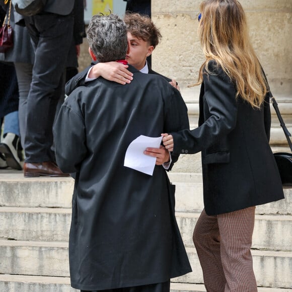 Marc Lavoine (de dos) et ses enfants Milo Lavoine et Yasmine Lavoine - Arrivées aux obsèques du prince Jean-Stanislas Poniatowski en l'Eglise polonaise à Paris, France, le 29 avril 2024. © Jacovides-Moreau/Bestimage