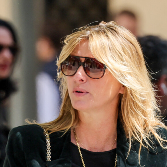 Sarah Poniatowski (Lavoine) et sa fille Yasmine - Arrivées aux obsèques du prince Jean-Stanislas Poniatowski en l'Eglise polonaise à Paris, France, le 29 avril 2024. © Jacovides-Moreau/Bestimage